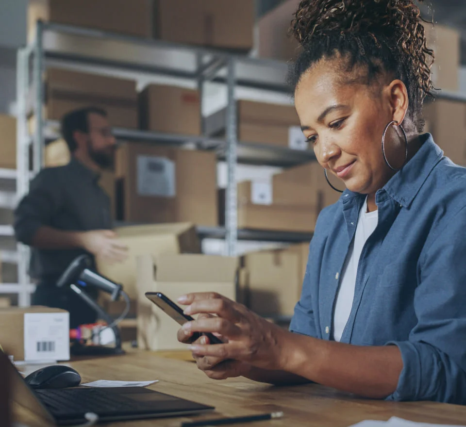 Mujer trabajando con su celular