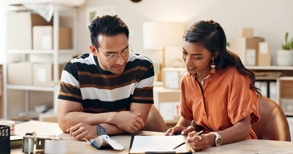 Hombre y mujer revisando documento