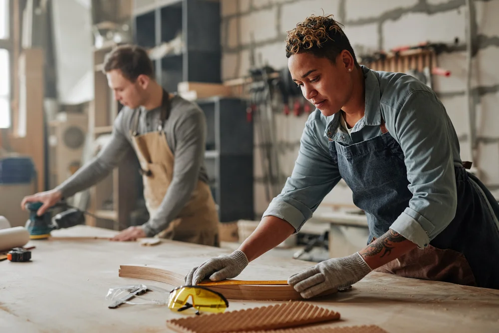 Hombre y mujer trabajado en un taller de madera