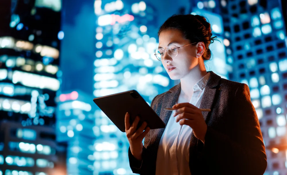 Mujer ejecutiva usando tablet