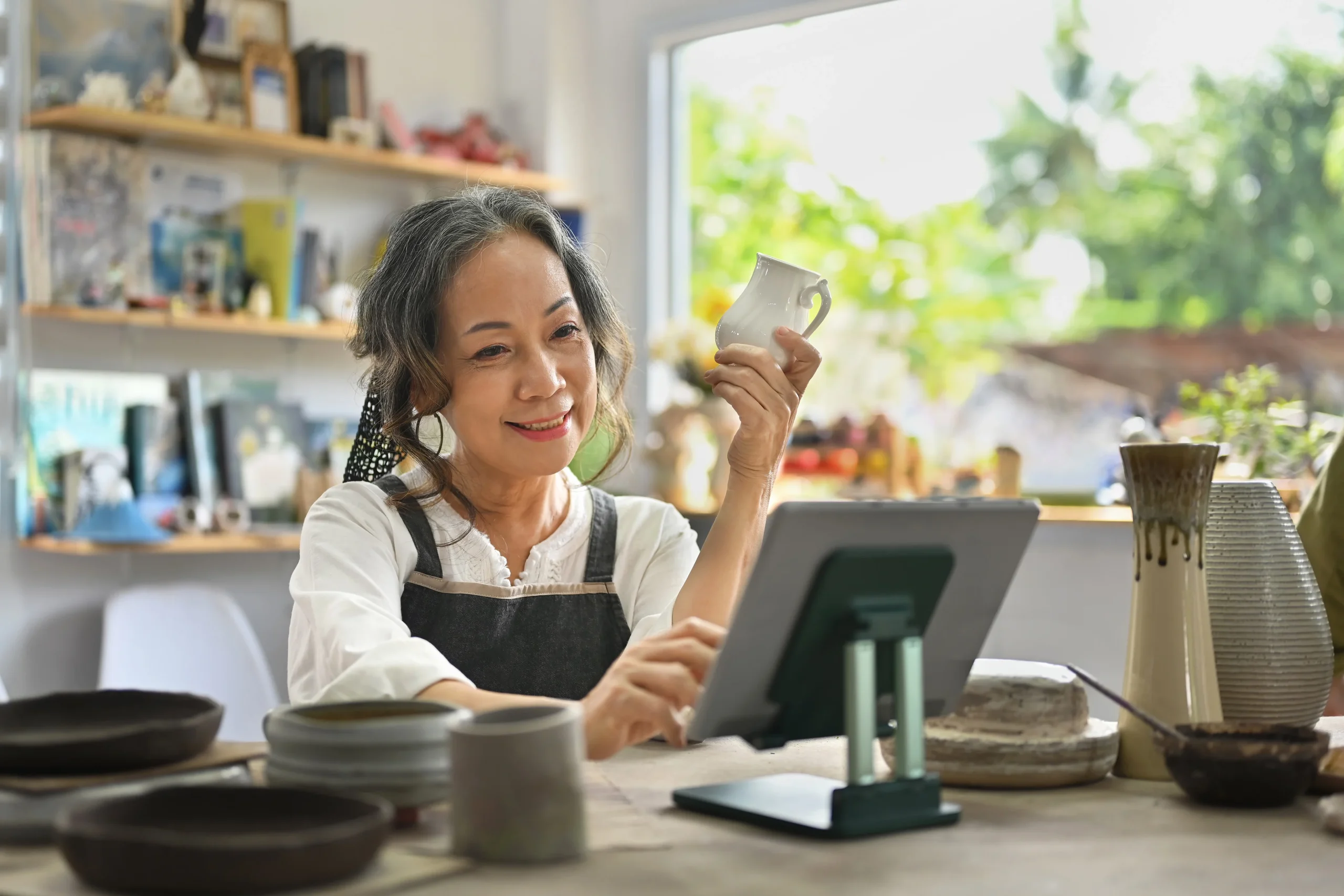 Mujer emprendedora revisando su tablet