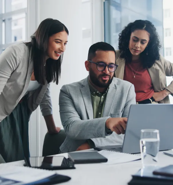 imagen de grupo de personas trabajando con una computadora