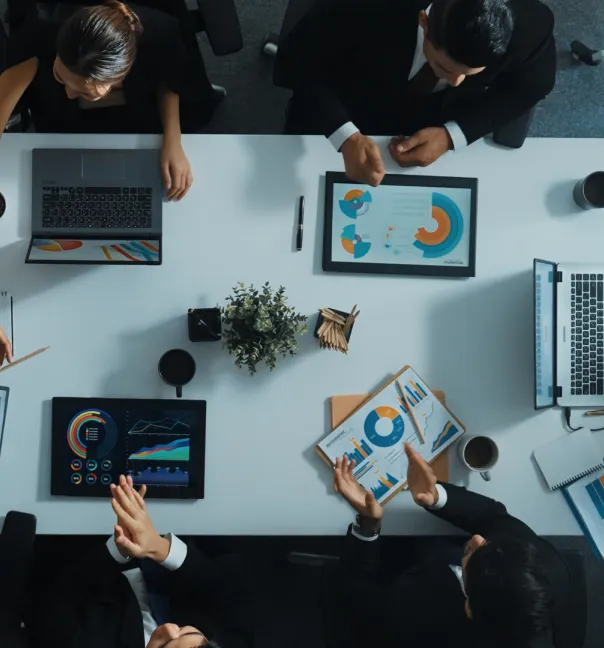 imagen de grupo de personas trabajando en una mesa de trabajo