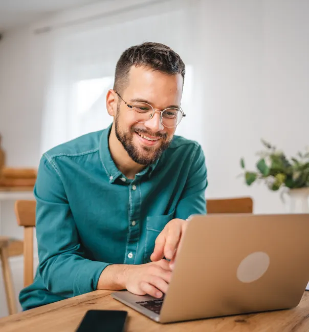 imagen de hombre con una computadora desde su hogar