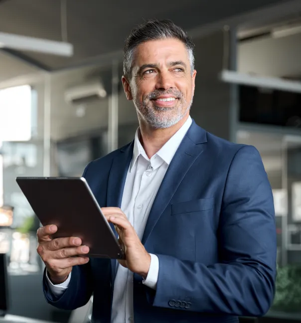 Hombre ejecutivo sonriendo utilizando una tablet