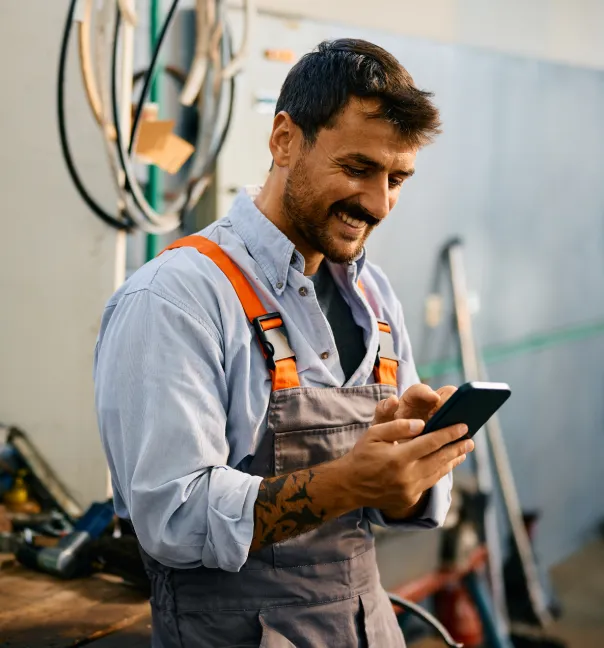 imagen de hombre sonriendo en un taller