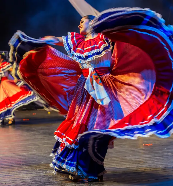 imagen de mujer bailando con traje tipico