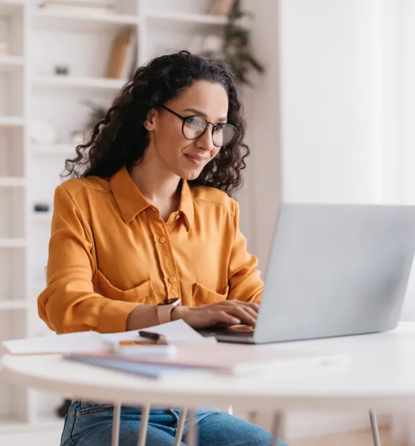 imagen de mujer con una computadora en su oficina