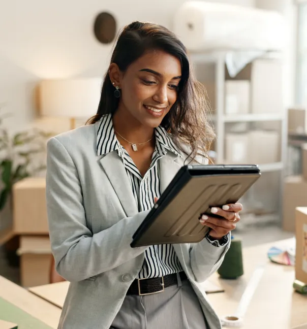 imagen de mujer con una tableta electronica en las manos