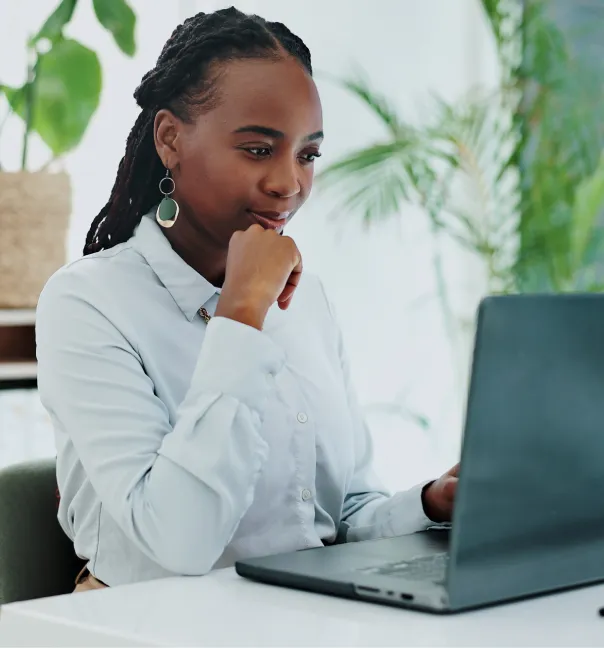 imagen de mujer pensando frente a su computadora