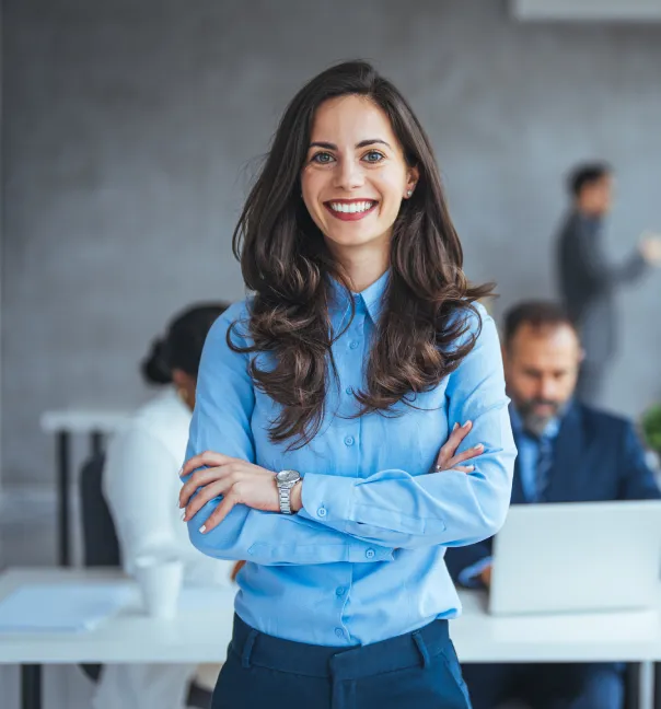 imagen de mujer sonriendo en la oficina