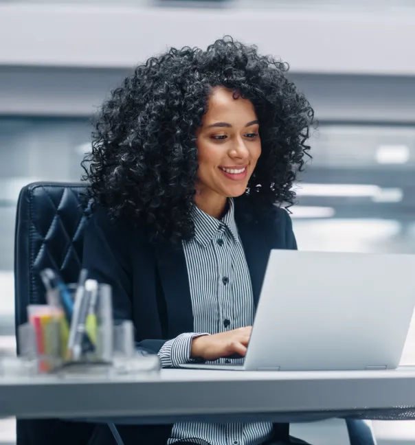 Mujer ejecutiva utilizando laptop en oficina