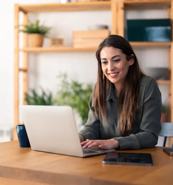 imagen de mujer trabajando en su oficina con una computadora