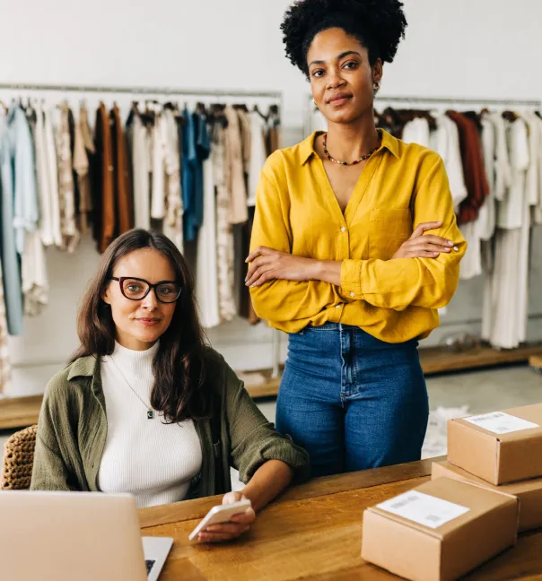 imagen de mujeres trabajando en una tienda de ropa