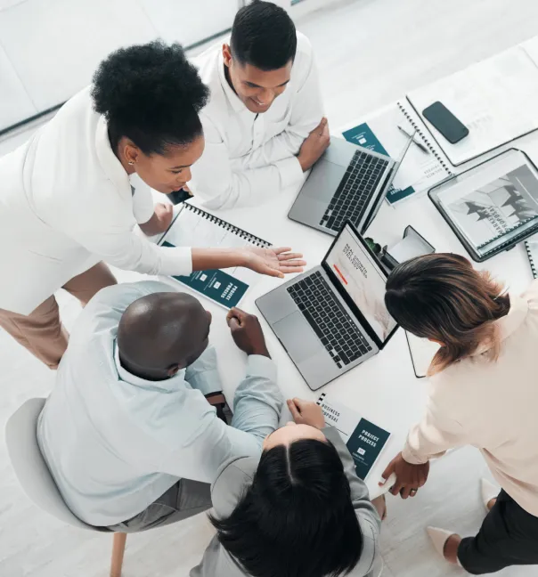 imagen de personas reunidas y trabajando en una oficina