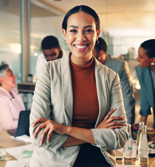 imagen de una mujer al frente de un grupo de personas trabajando