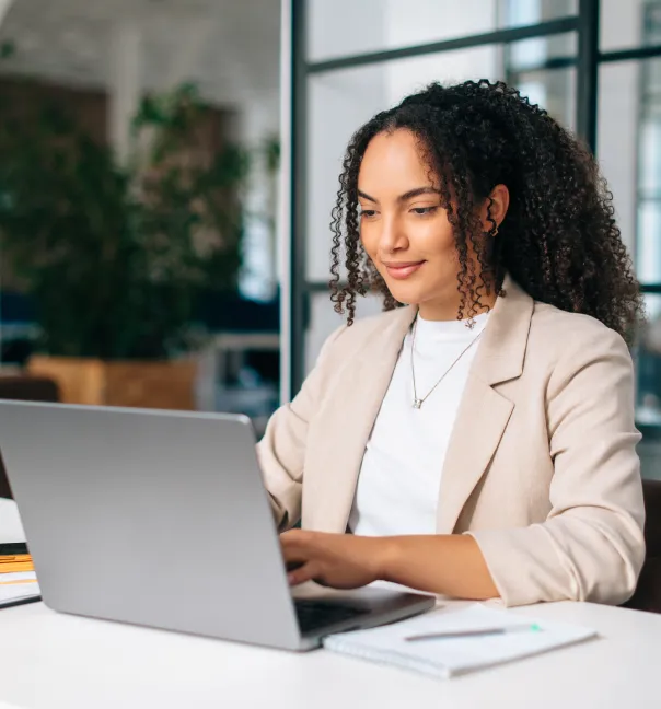 Mujer ejecutiva utilizando una laptop