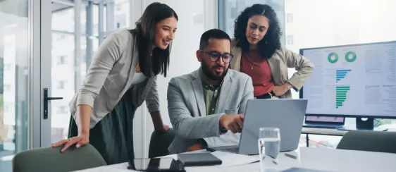 imagen secundaria de grupo de personas trabajando con una computadora