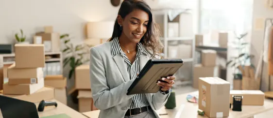 imagen secundaria de mujer con una tableta electronica en las manos