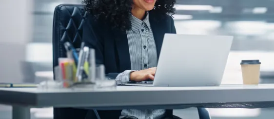 imagen de mujer trabajando con su computadora