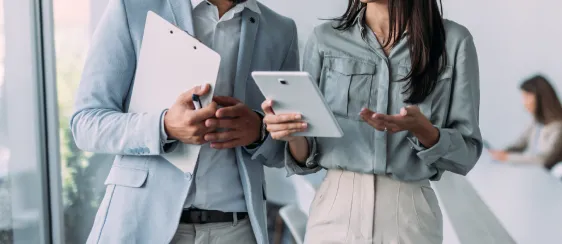 imagen de una pareja conversando con una tableta electronica