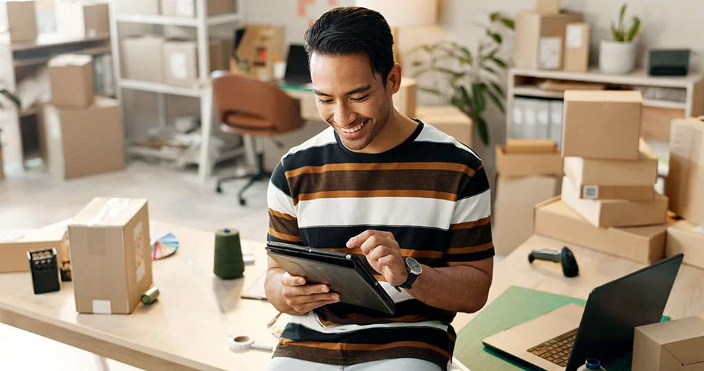 Hombre con una tablet en las manos